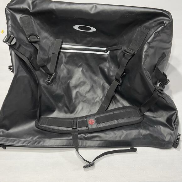 Oakley Motion 42L Factory Pilot Bag Blackout Roll Top Carry Case Backpack - Picture 7 of 8